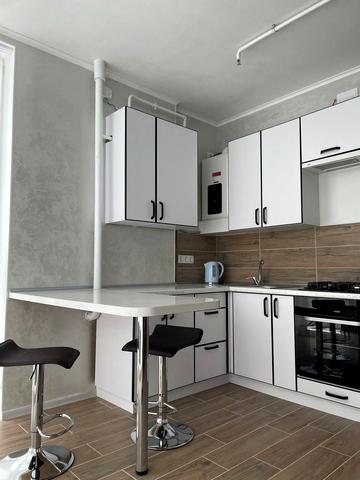 Кришталева вул., 1