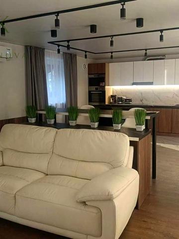 Яворівська вул., 7