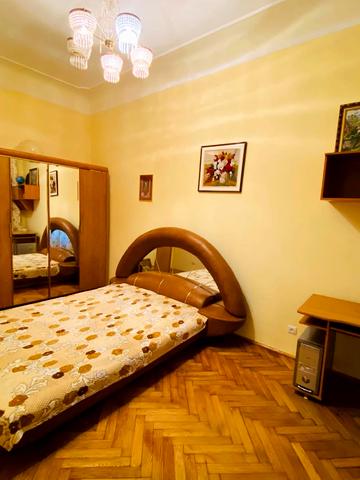 Омеляна Поповича вул., 2