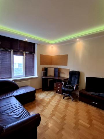 Валерія Лобановського просп. (Червонозоряний), 4-Б