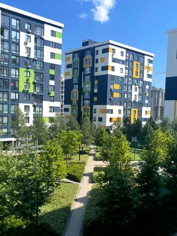 Леоніда Бірюкова бульв., 7