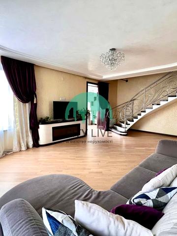 Двірська вул., 32