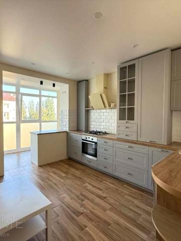 Академіка Лебедєва вул., 1