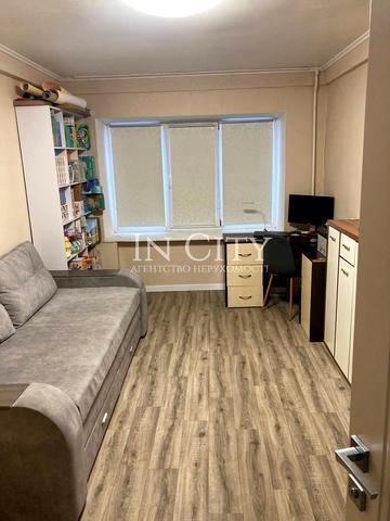 Академіка Доброхотова вул., 10