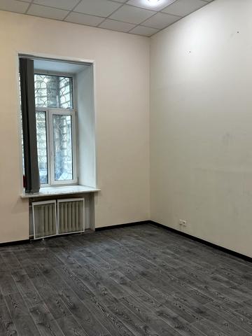 Богдана Хмельницького вул., 32