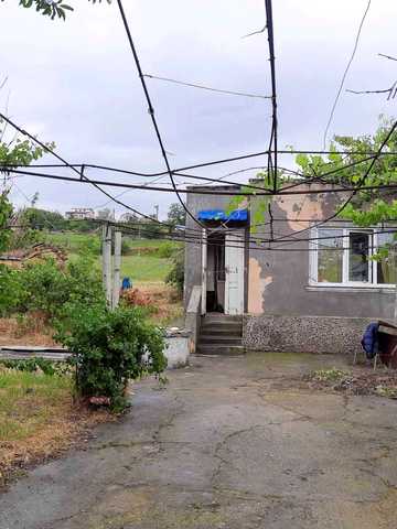 Центральна, 1