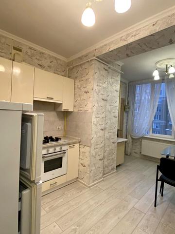 Академіка Амосова вул., 61