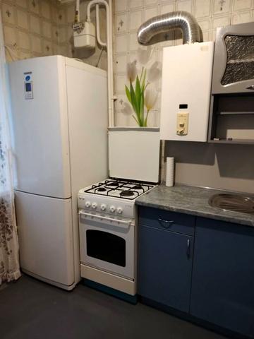 Воскресенська вул., 8