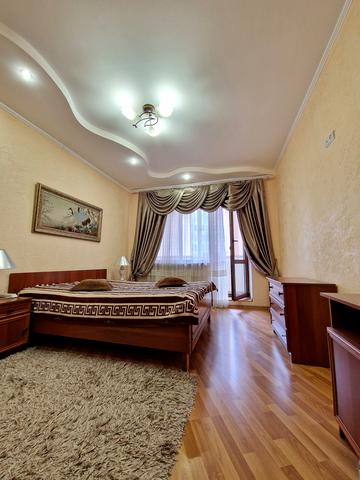 Палубна вул., 12