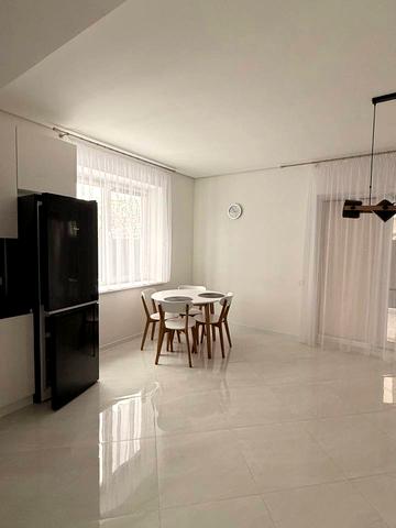 Ужанська, 33