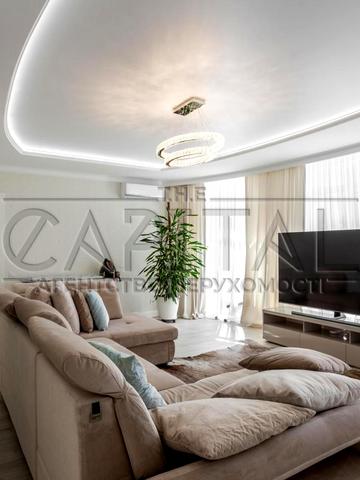 Валерія Лобановського вул., 9