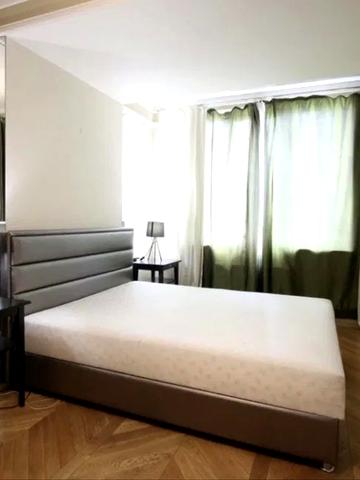 Дніпровська набережна вул., 1