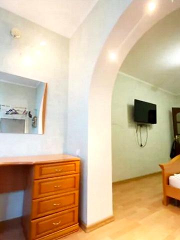 Академіка Грушевського вул., 38