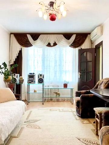 Академіка Грушевського вул., 38