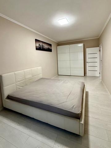 Павла Тичини вул., 9