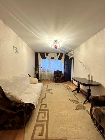 Академіка Грушевського вул., 38