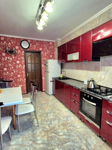 Захисників України вул. (1-го Травня), 10б