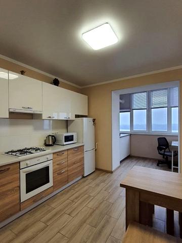 Набережна Перемоги вул., 62