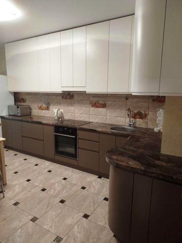 Воскресенська вул., 18