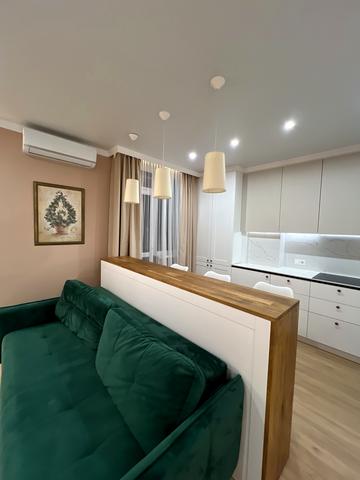 Богдана Хмельницького вул., 76