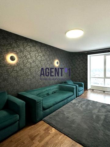 Валерія Лобановського вул., 27