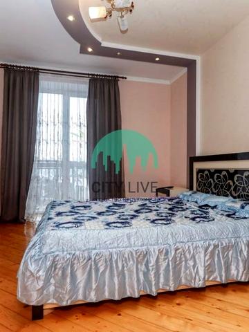 Євгена Коновальця вул., 120