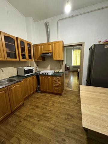 Богдана Хмельницького вул., 72