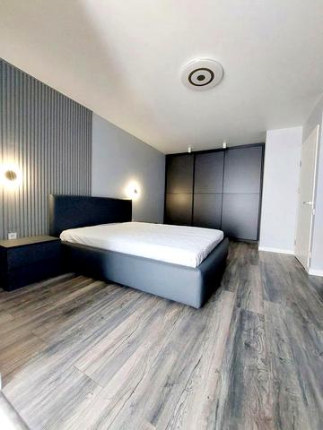 Набережна Перемоги вул., 42