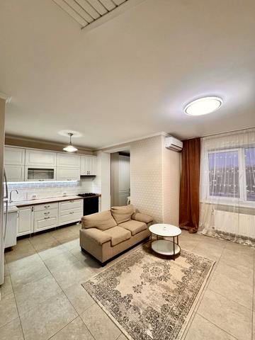 Героїв Небесної Сотні просп., 28/2