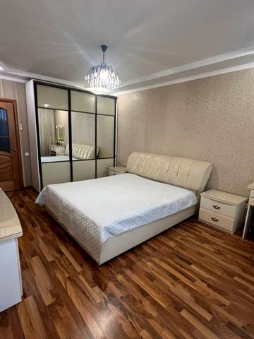 Театральна вул., 1