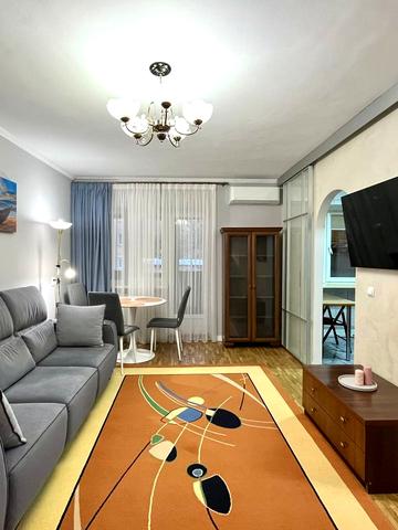 Угорська вул., 17