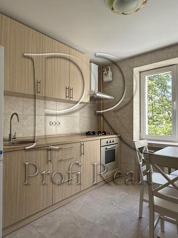 Незалежності бульв. (50 років Жовтня), 10