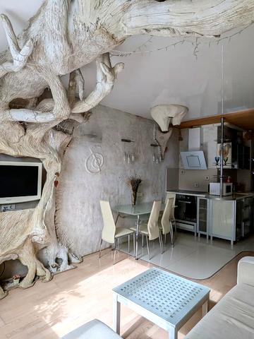 Дніпровська набережна вул., 1