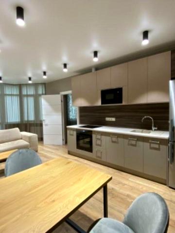 Вячеслава Чорновола вул., 27