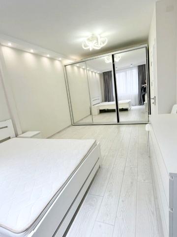 Полковника Гуляєва просп. (Маршала Жукова), 111