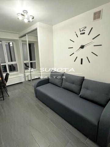 Набережна Перемоги вул., 42