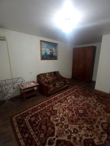 Лазурна вул., 18