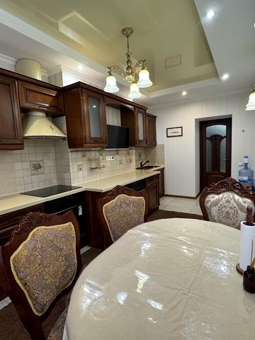 Валерія Лобановського вул., 18