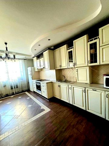 Валерія Лобановського вул., 11