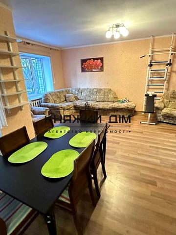 Анни Ахматової вул., 33