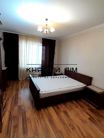 Анни Ахматової вул., 31