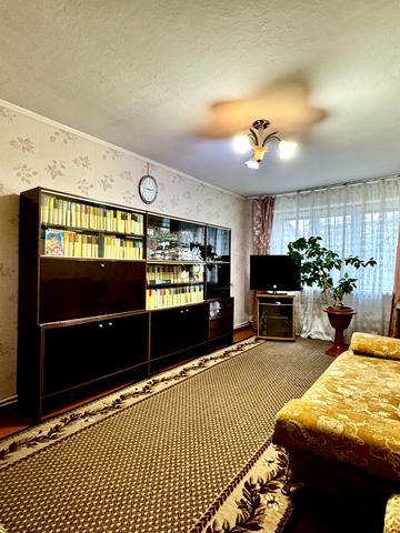 Космонавтів вул., 102