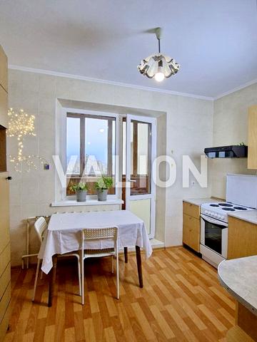 Ялтинська вул., 15