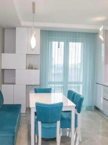 Угорська вул., (Будинок 8)