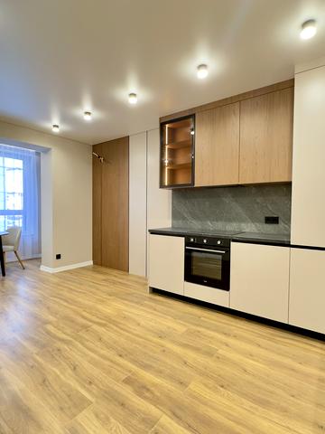 Єдності вул., (Будинок 7)