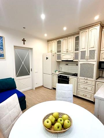 Академіка Лебедєва вул., 1