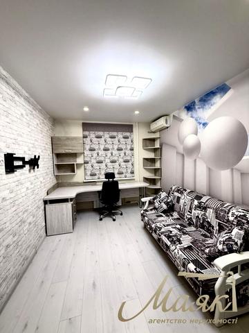 Мрії вул., 5/16