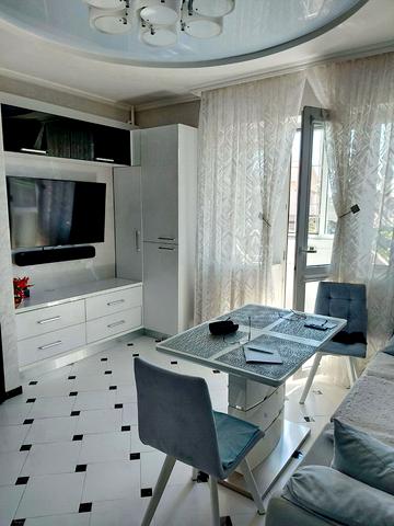 Платанова вул., 82