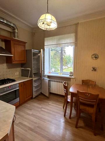 Будівельників вул., 39