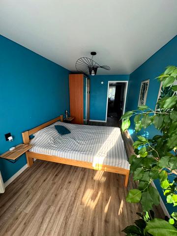 Яценка вул., 1